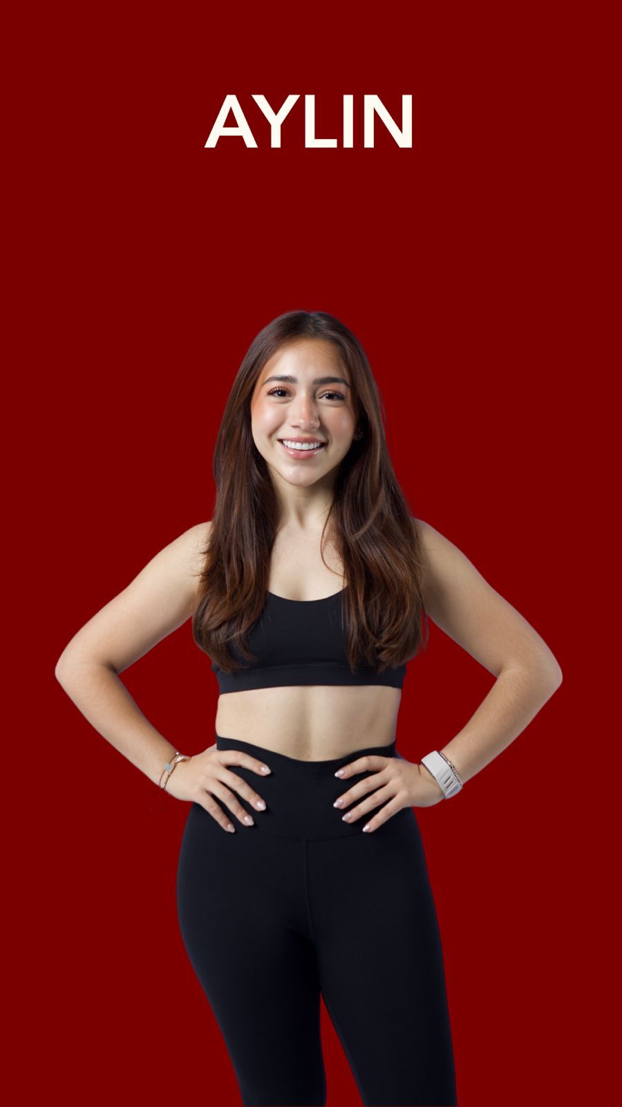 Aylin Cervantes, coach de HŌT MAT, retrato sobre fondo rojo