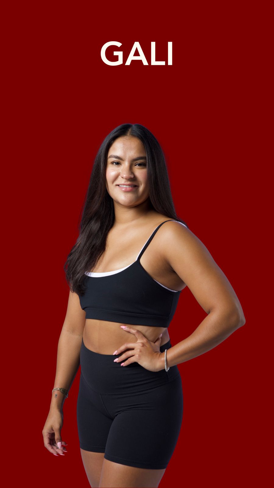 Galilea Gómez, coach de HŌT MAT, retrato sobre fondo rojo