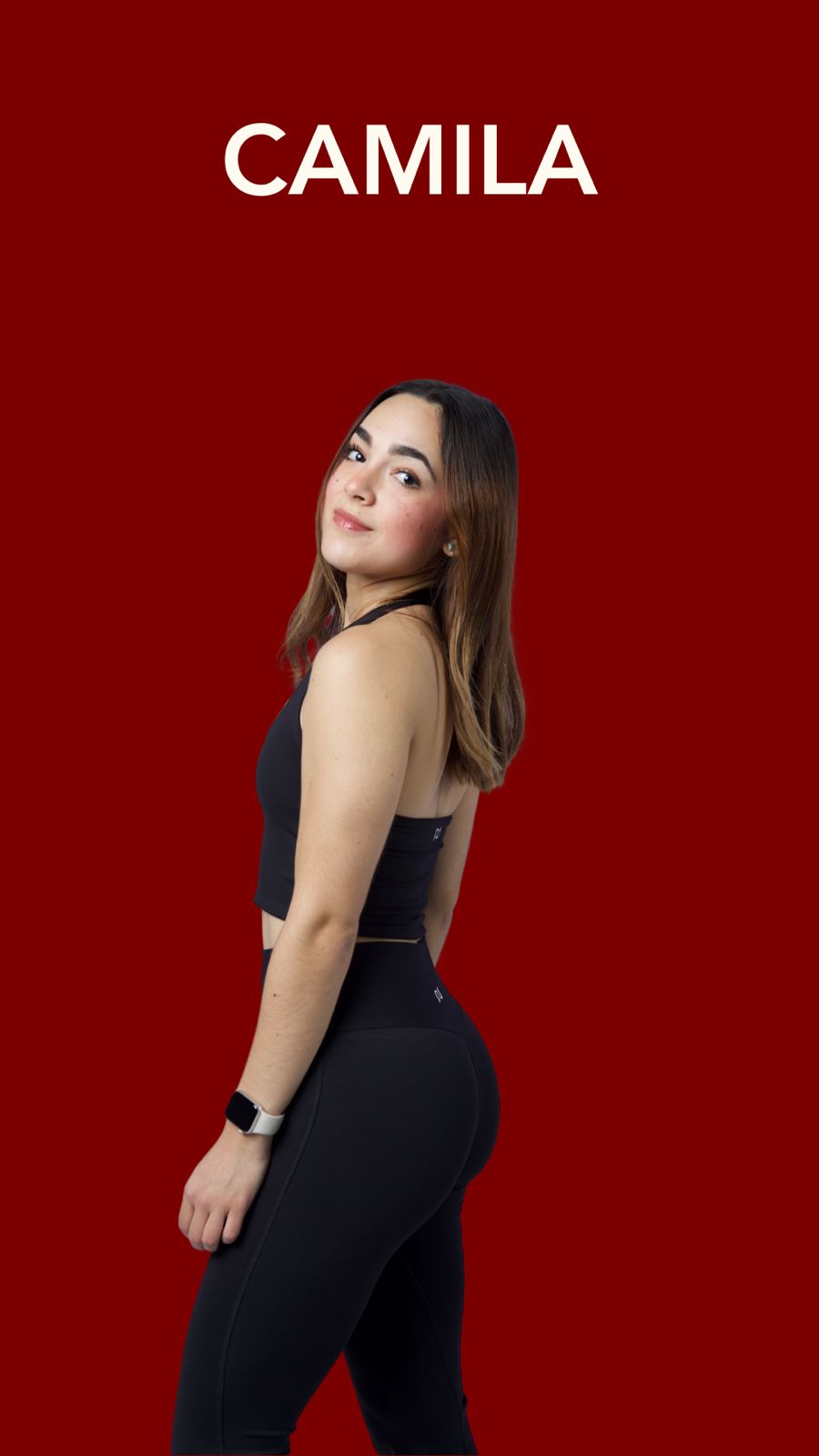 Camila Méndez, coach de HŌT MAT, retrato sobre fondo rojo