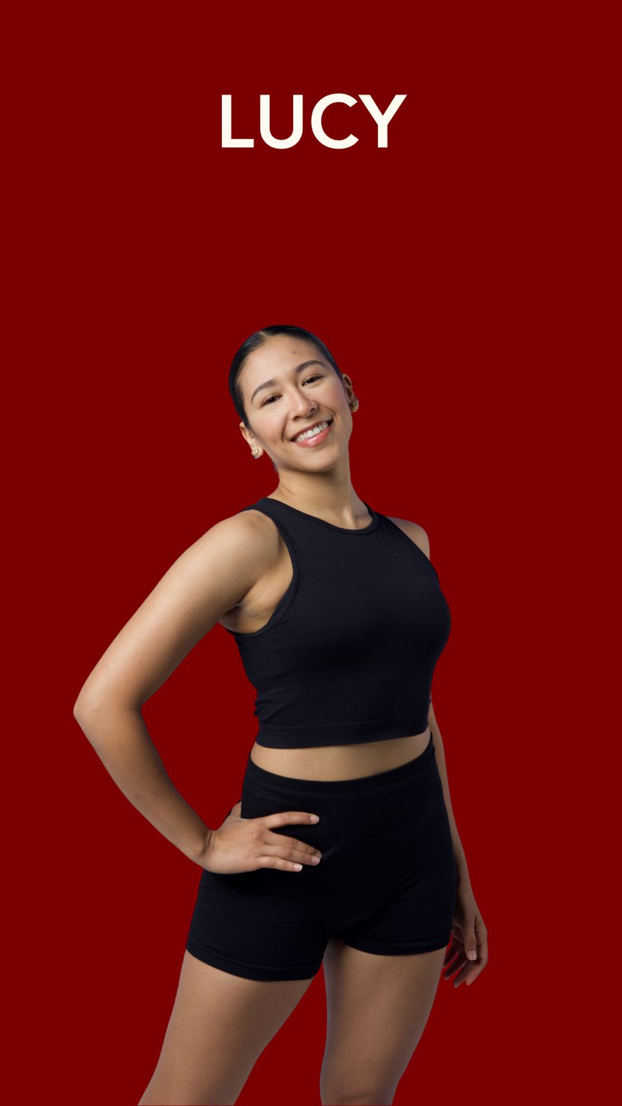 Lucy Maciel, coach de HŌT MAT, retrato sobre fondo rojo